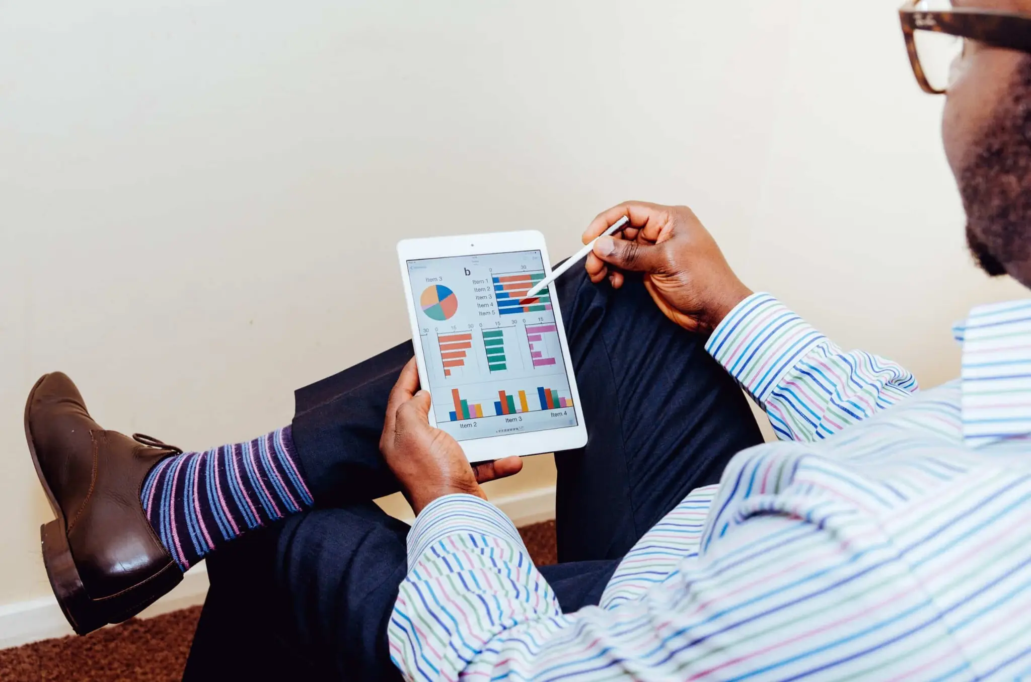 man holding an ipad showing an Interaction Metrics customer feedback dashboard